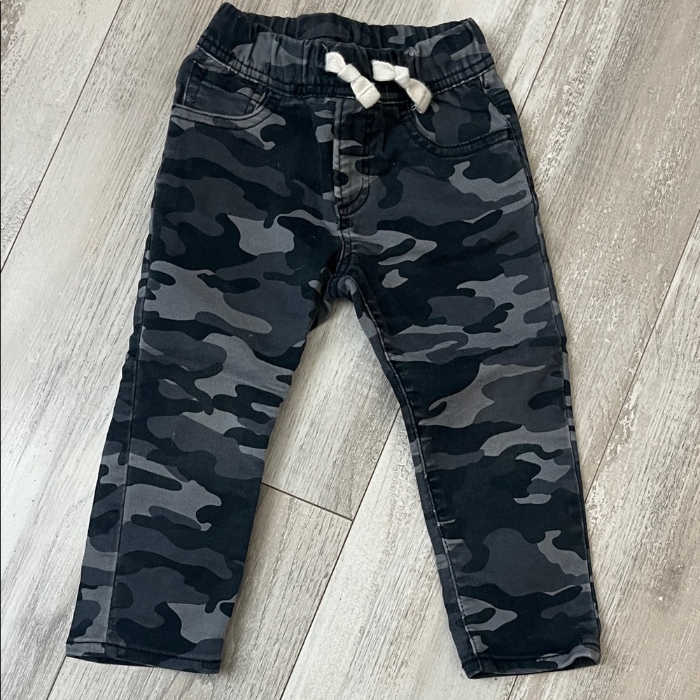 GAP Kids Black and Gray Camouflage Joggers